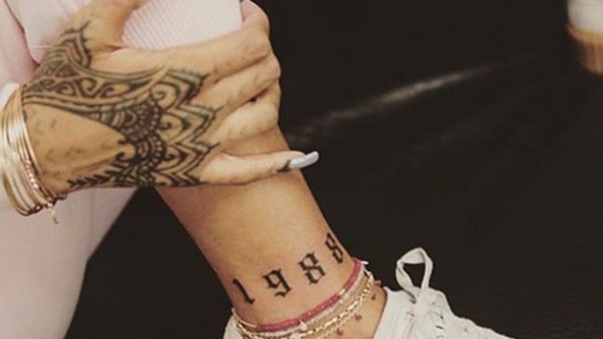 Rihanna har tatuerat 1988 på ankeln – året då stjärnan föddes. 